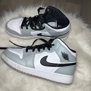 NIKE AIR JORDAN 1 MID GS “Light Smoke Grey”